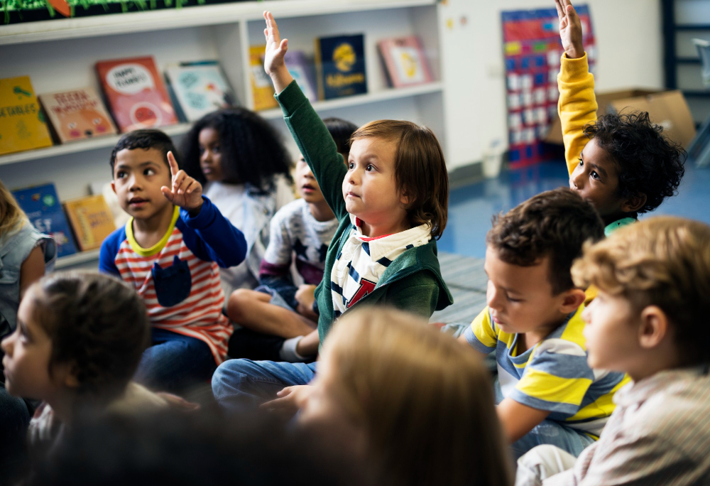 https://www.freepik.com/free-photo/happy-kids-elementary-school_18416141.htm#fromView=search&page=1&position=11&uuid=5c4fe734-972b-4ade-88d7-2bb338fb67cf&query=crowded+loud+classrooms children in crowded classrooom